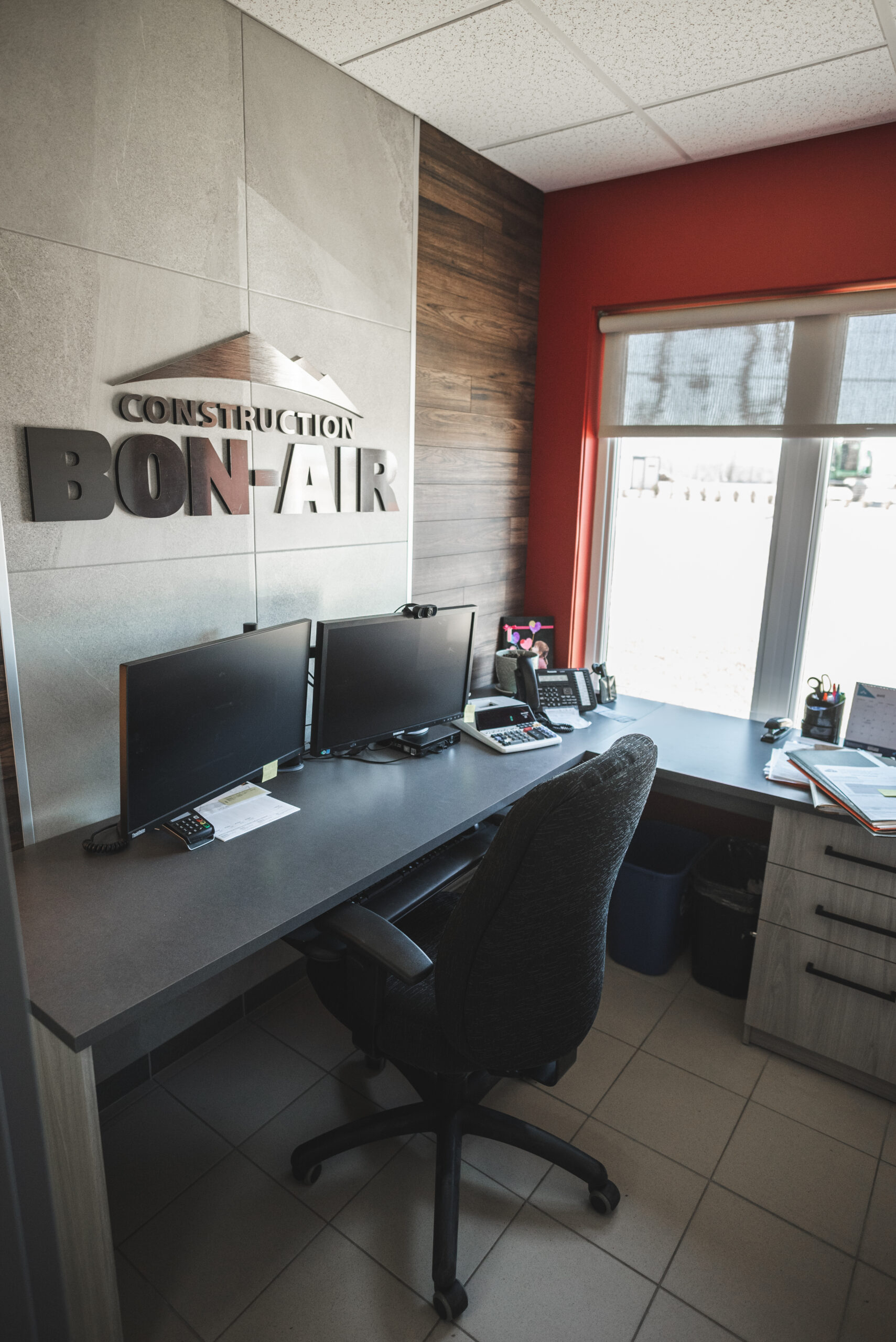 Bureau de Construction Bon-Air avec poste de travail